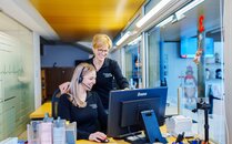 Zwei Mitarbeiterinnen arbeiten im Kassenbereich am Computer | © Bergbahnen Flumserberg AG