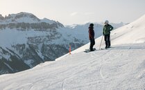 Skifahrerin und Snowboarderin machen eine Pause auf der Piste | © Bergbahnen Flumserberg AG