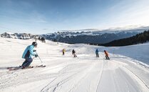 Zwei Skifahrer auf leeren, gut präparierten Pisten bei sonnigem Wetter | © Bergbahnen Flumserberg AG